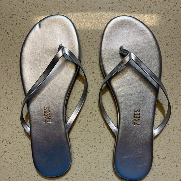 NWT TKEES Lily Highlighter Flip Flip - Silver - Size 6 - Picture 4 of 8